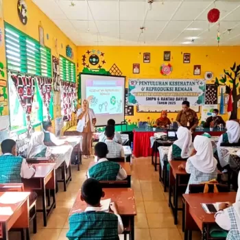 Penyuluhan Kesehatan dan Reproduksi Remaja di SMP Negeri 6 R