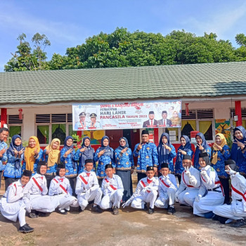 UPACARA BENDERA MEMPERINGATI HARI LAHIR PANCASIAL DI SMPN 6 