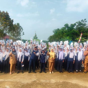 Pembagian Bantuan Buku Tulis dari Bupati BANYUASIN Bapak H. 