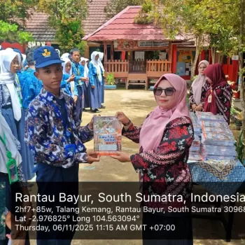 Pembagian Buku Tulis dari Bupati Banyuasin (Bpk. Dr. H. Asko