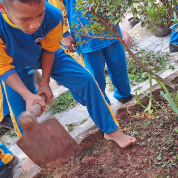 Kegiatan Giat Hari Ini : GERNATAS ( Gerakan Menata Taman Sek